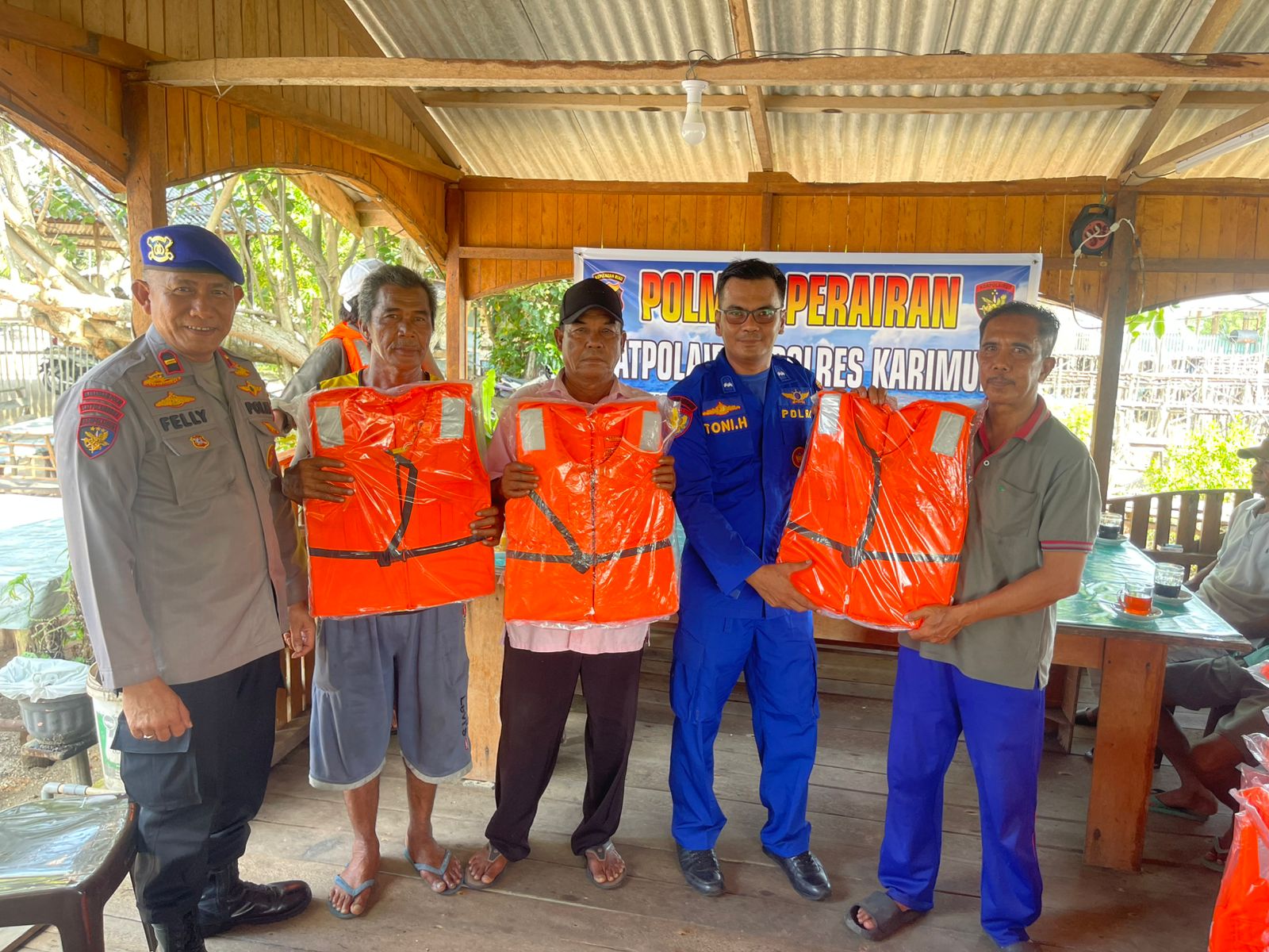 Waspada Cuaca Ekstrim, Satpolairud Polres Karimun Bagikan Life Jacket Kepada Nelayan Perbatasan